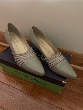 Vintage 80’s caressa Women's Pointed Toe Pump in Gray Taupe  7 1/2n